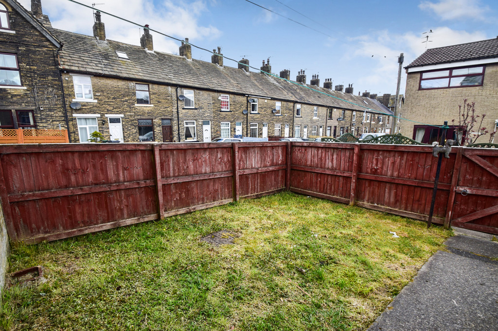 Martin & Co Thackley 2 bedroom End of Terrace House SSTC in Parkside
