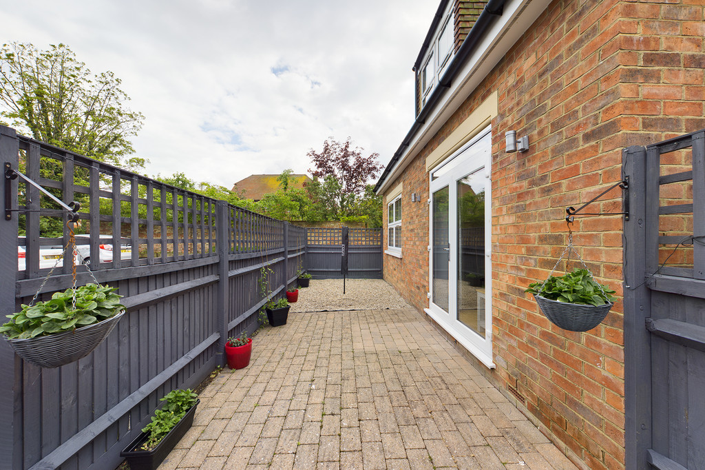 Martin & Co Folkestone 2 bedroom Ground Floor Flat Let in Cherry Garden