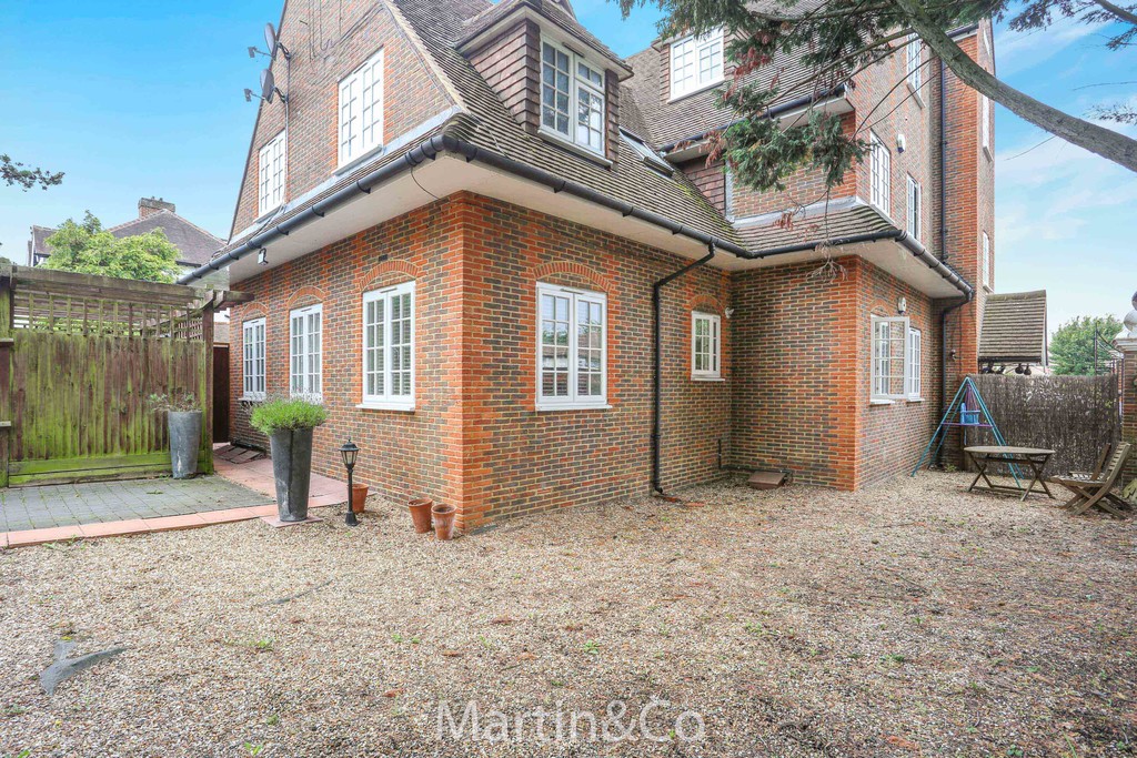 Martin & Co Sutton 2 bedroom Ground Floor Flat SSTC in Wandle Road