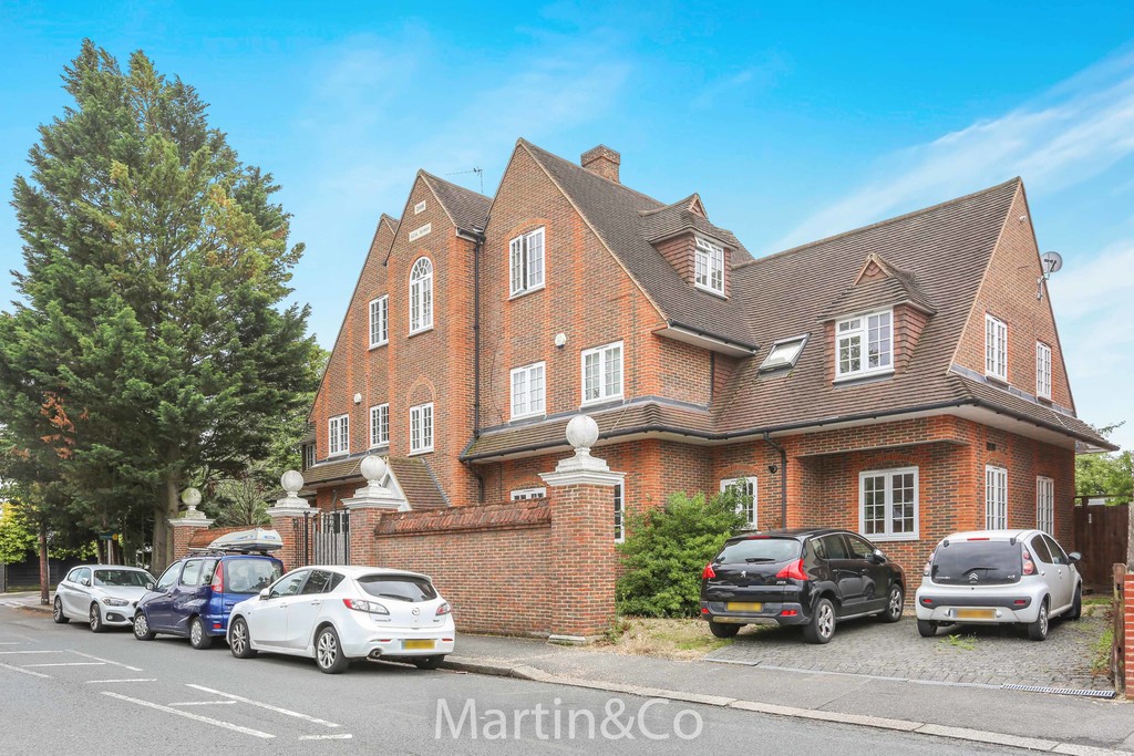 Martin & Co Sutton 2 bedroom Ground Floor Flat SSTC in Wandle Road