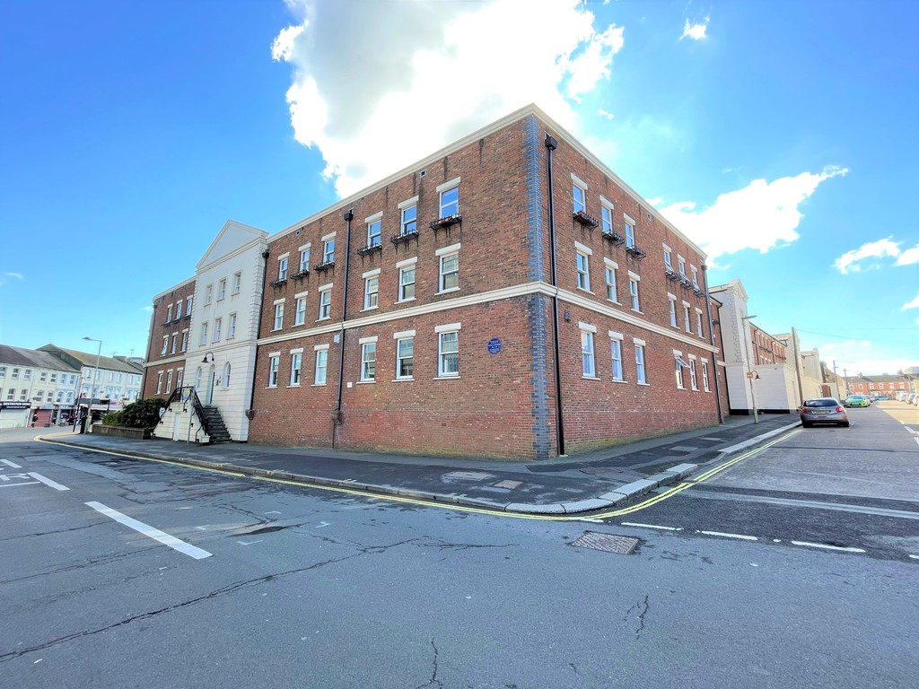Martin & Co Aldershot 1 bedroom Apartment Let in Birchett Road, Aldershot