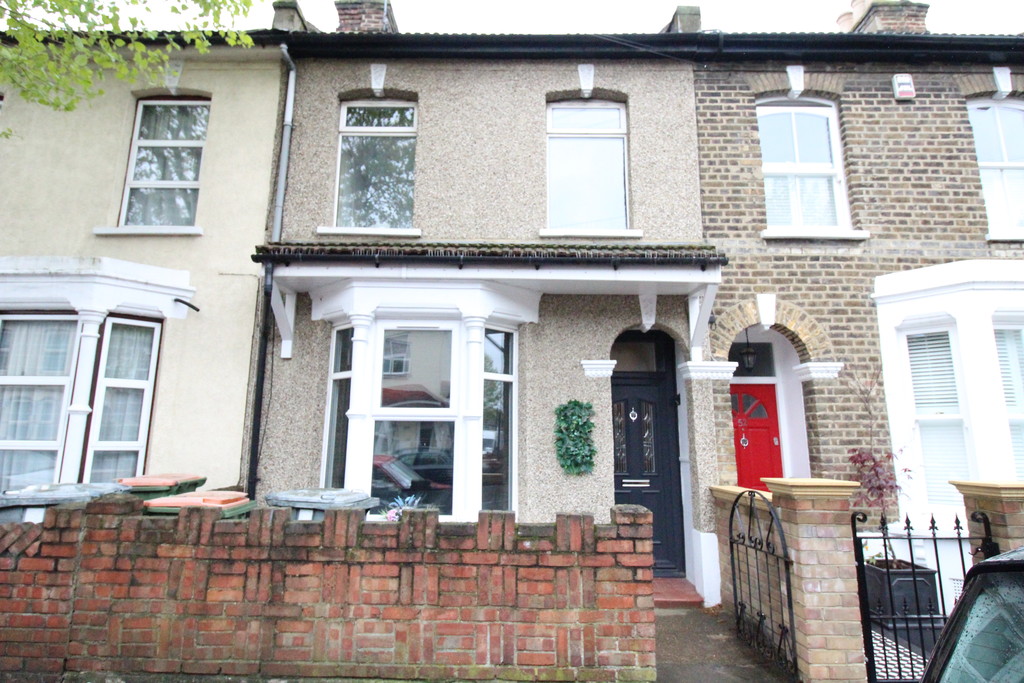 Martin & Co Romford 1 bedroom Flat Let in Colegrave Road, Stratford