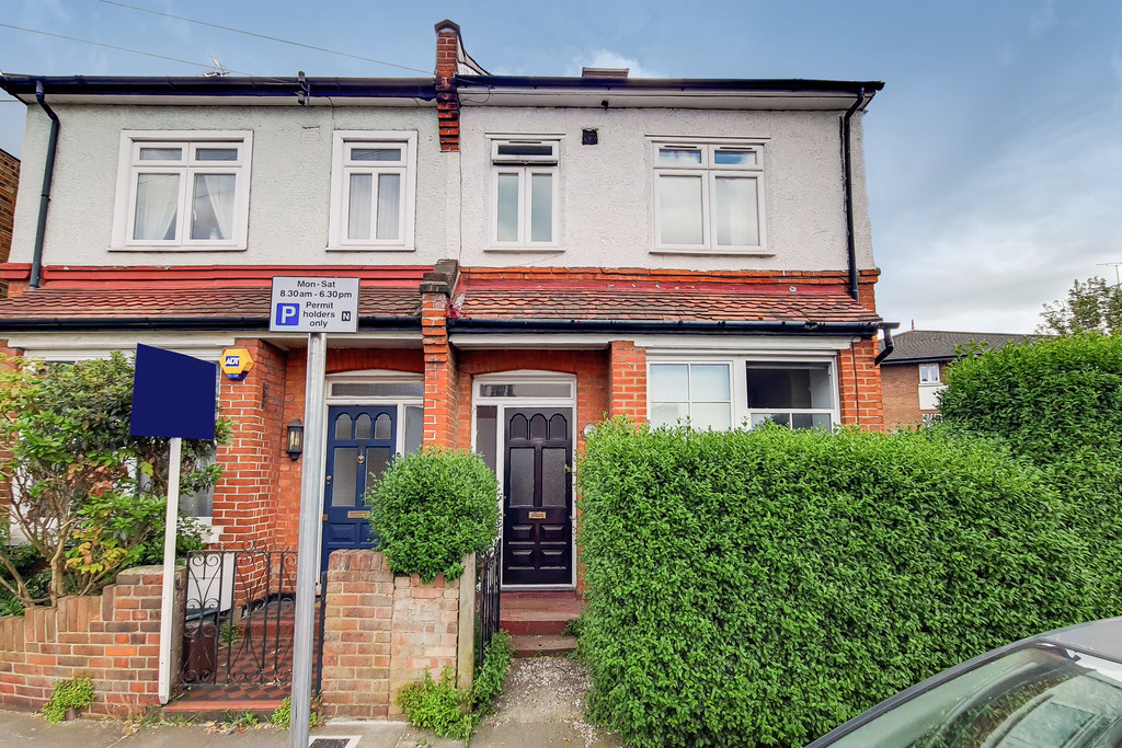 Martin & Co Kingston 4 bedroom End of Terrace House For Sale in