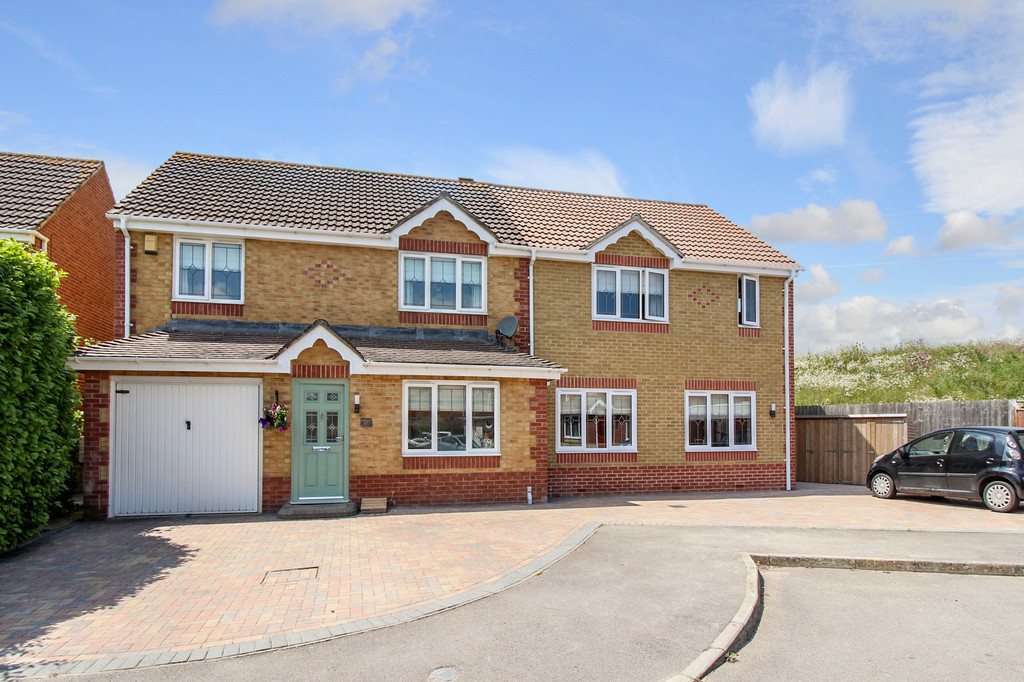 Martin And Co Westbury 5 Bedroom Detached House Sstc In Bramble Drive