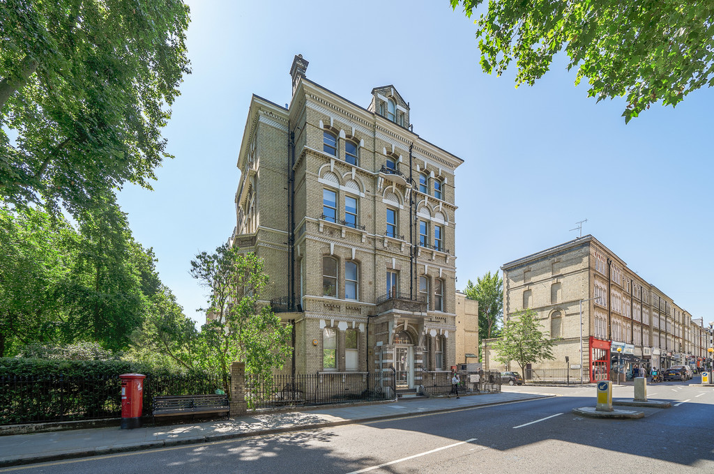 Martin & Co Chelsea 2 bedroom Apartment Let in Elm Park Gardens, Chelsea