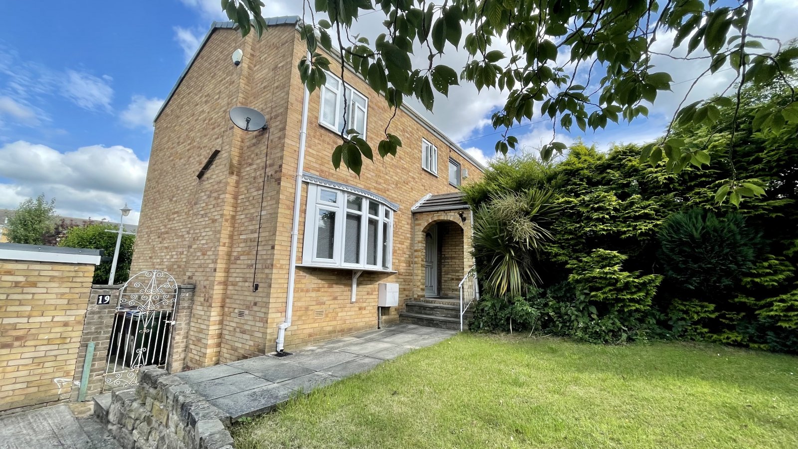 Whitegates Barnsley 3 bedroom House SSTC in Spring Lane, Carlton, Barnsley