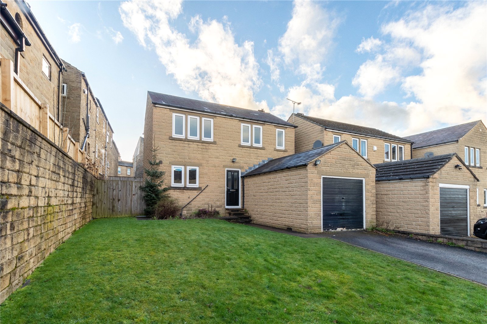 Hardy Place, Hove Edge, Brighouse Whitegates