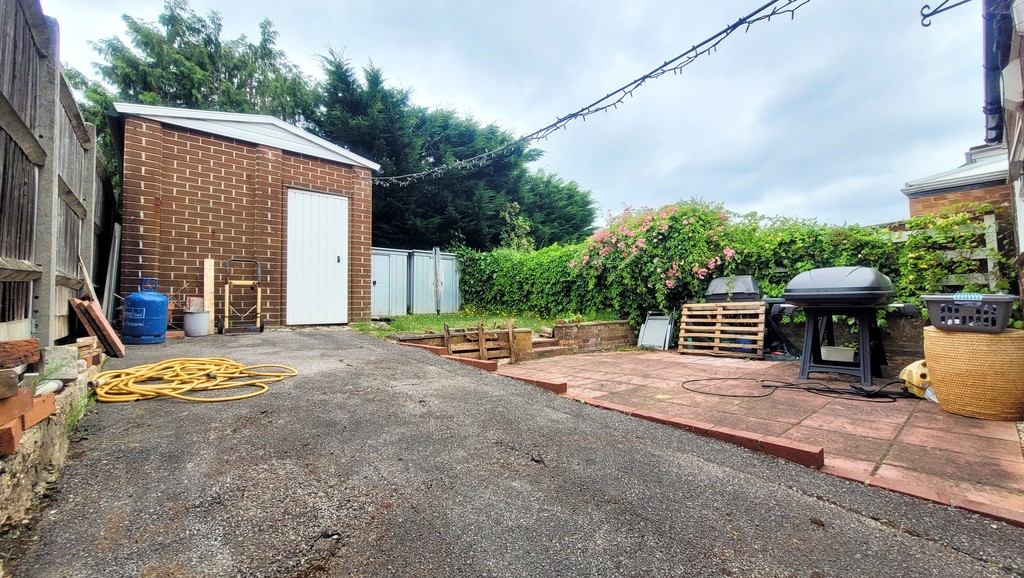 Northwood Avenue, Knaphill Martin & Co