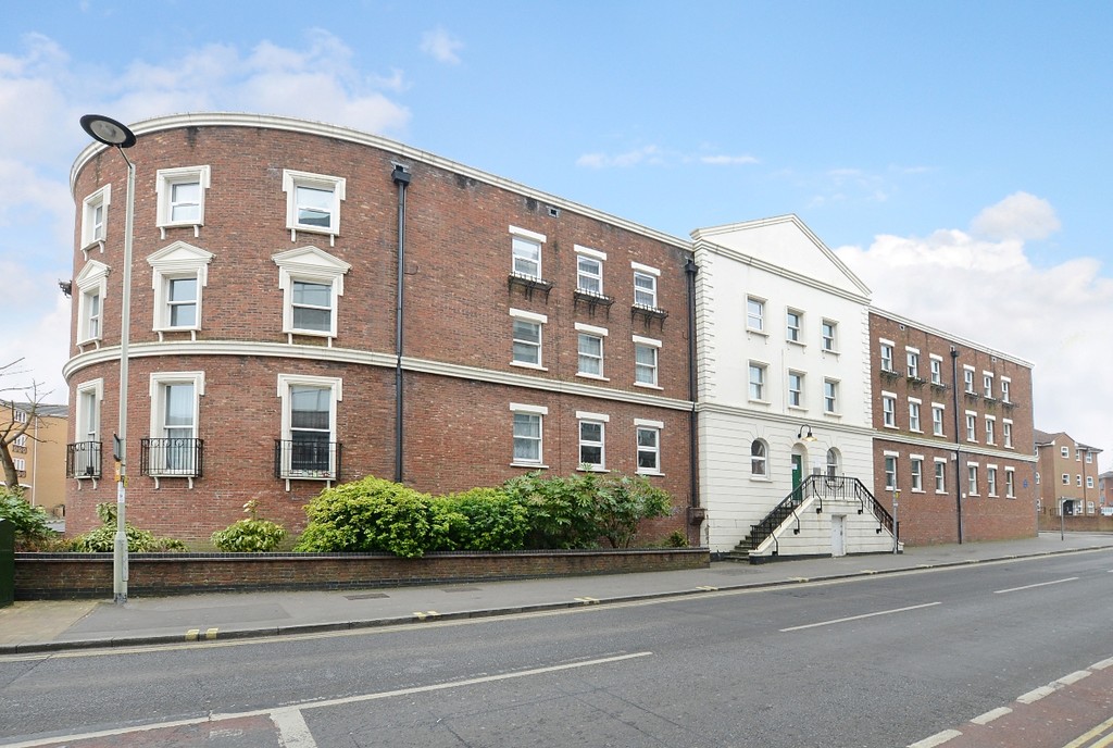 Martin & Co Aldershot 1 bedroom Apartment Let in Stratfield House