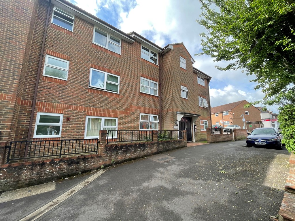 Martin & Co Aldershot 2 bedroom Apartment Let in Phoenix Court, Elms Road